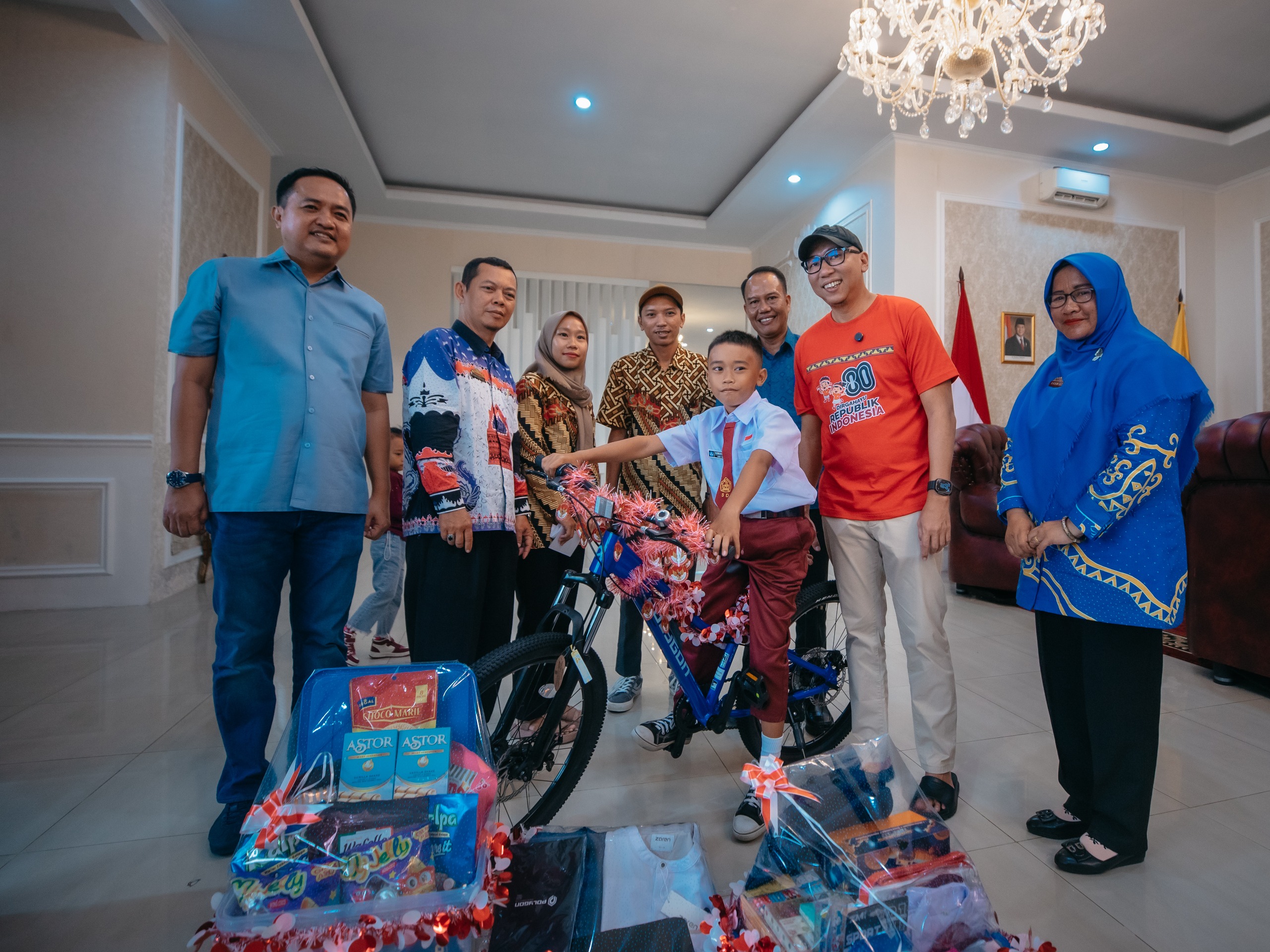 Aksi Viral Raihan Panjat Tiang Bendera, Gubernur Mirza Beri Hadiah Sepeda hingga Tabungan